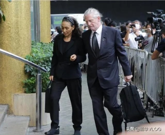 赌王原配长子女儿参加葬礼吗?