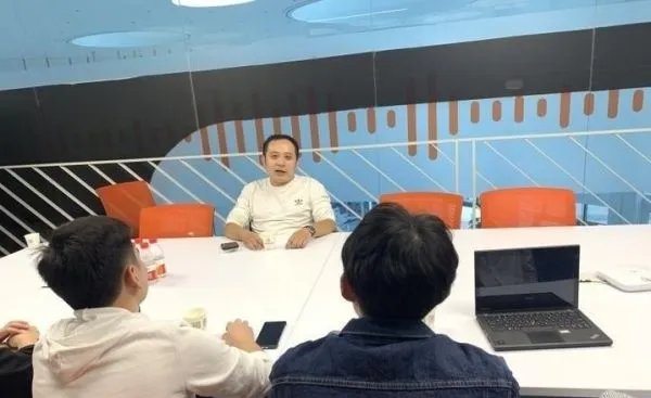 老板不愿裁员开饭馆养员工的做法，对员工有何意义？