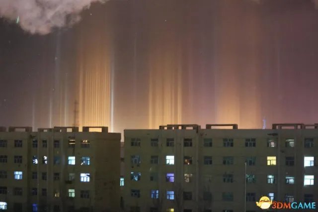 组图：内蒙古现罕见“日柱”现象 城市夜空如梦如幻