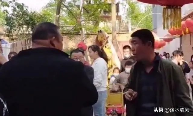 如何看待大衣哥朱之文家门被村民踹开?