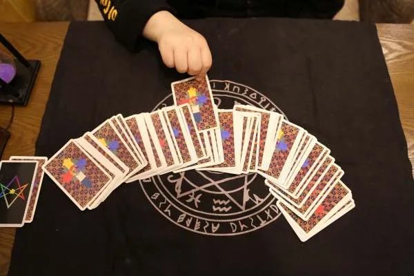 塔罗牌占卜竟然是骗局，究竟是如何骗人的？