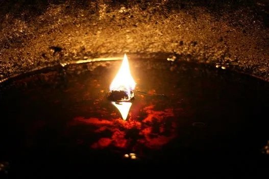 古墓里的长明灯到底是什么原理？