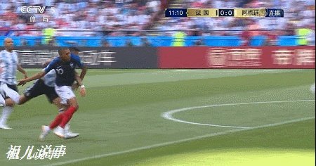 世界杯比赛上法国队对阵阿根廷队,罗霍对姆巴佩的犯规不是应该在禁区外吗,为什么裁判吹了点球?