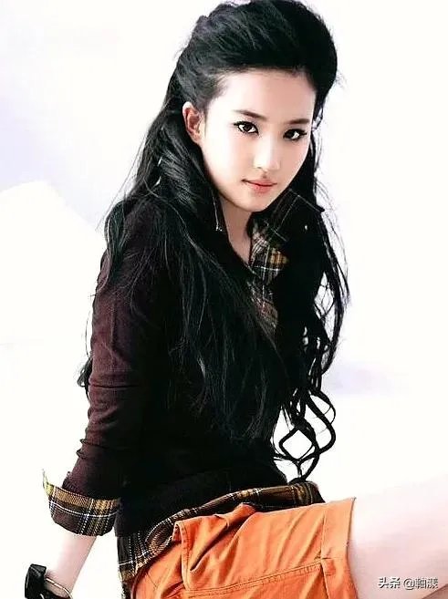 刘亦菲居然瘦出了排骨胸，身材傲人的天仙事业还有高光时刻吗？