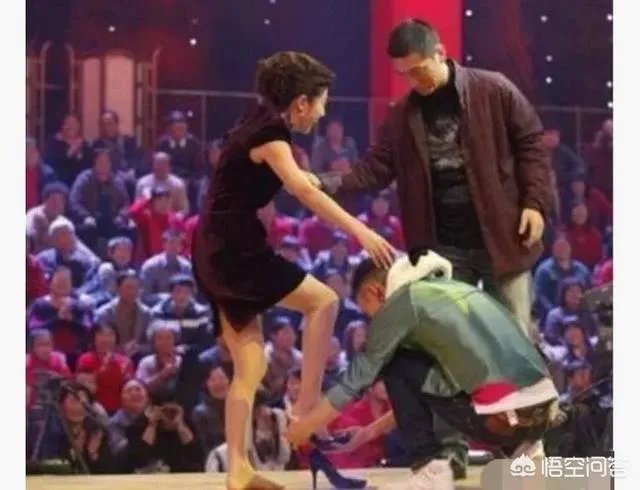 主持节目时高跟鞋掉了怎么办？