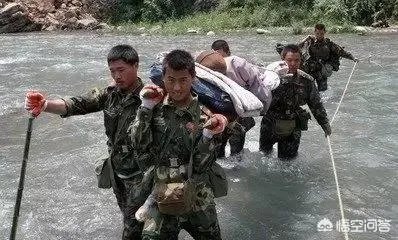 军人坐火车被埋怨不让座,网友怒怼乘客:别给群众丢人,这件事情你怎么看?