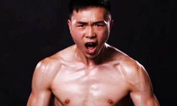 拳王徐灿现在还是现役职业拳手吗，他都参加过哪些比赛？