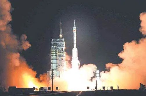 我国首次完成太空行走任务的是神舟几号上的航天员他是谁？