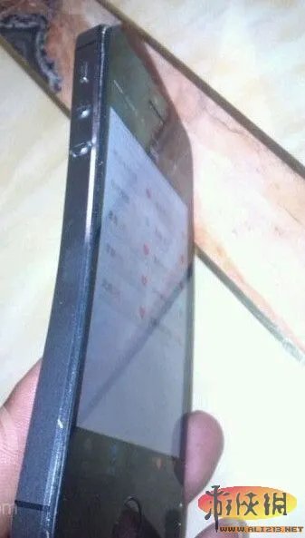 iPhone5S边框没出现掉漆　但iPhone5S被压弯了