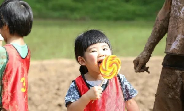 曹格女儿Grace12岁了，穿吊带衫显成熟长发飘飘，她的变化有多大？