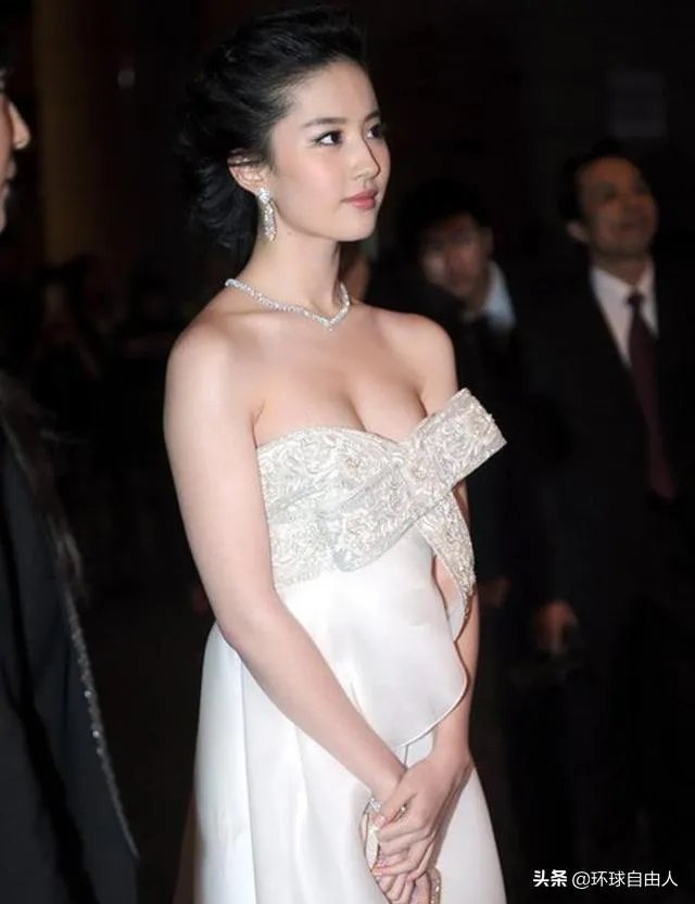 刘亦菲居然瘦出了排骨胸，身材傲人的天仙事业还有高光时刻吗？