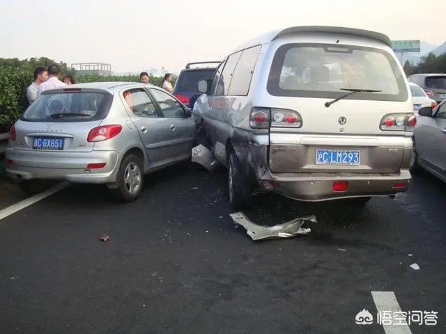 高速路上行驶的几十辆车撞在了一起，责任该怎么划分？