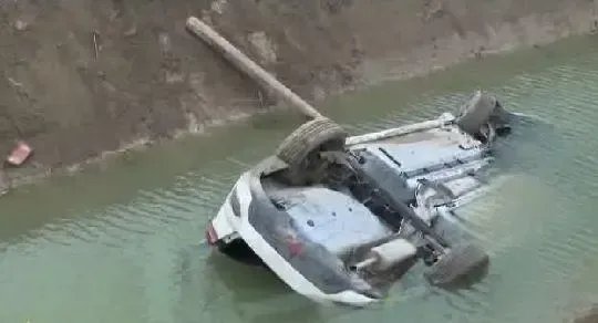 苏州轿车坠湖，两工人用挖掘机接力救人，造成此事故的原因是什么