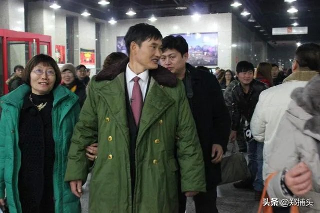 如何看待大衣哥朱之文家门被村民踹开?