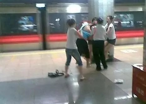 上海地铁两女子互相掌掴厮打,她们为何要这么做?