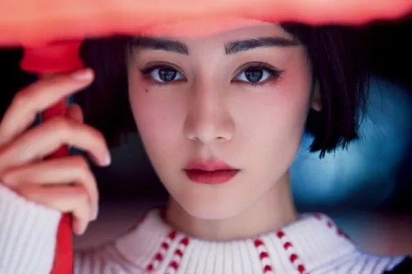 《与君初相识》迪丽热巴的短发造型太雷人,五官明艳的她真的不能留短发吗?