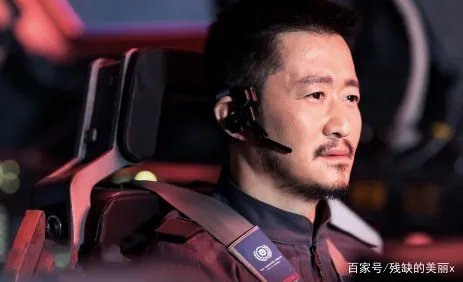 《战狼》登顶榜一，吴京却因口误被人批评，李连杰说了什么才救下吴京的？