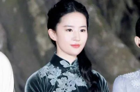 “小龙女”刘亦菲出席活动，身穿特色旗袍真的好看吗？