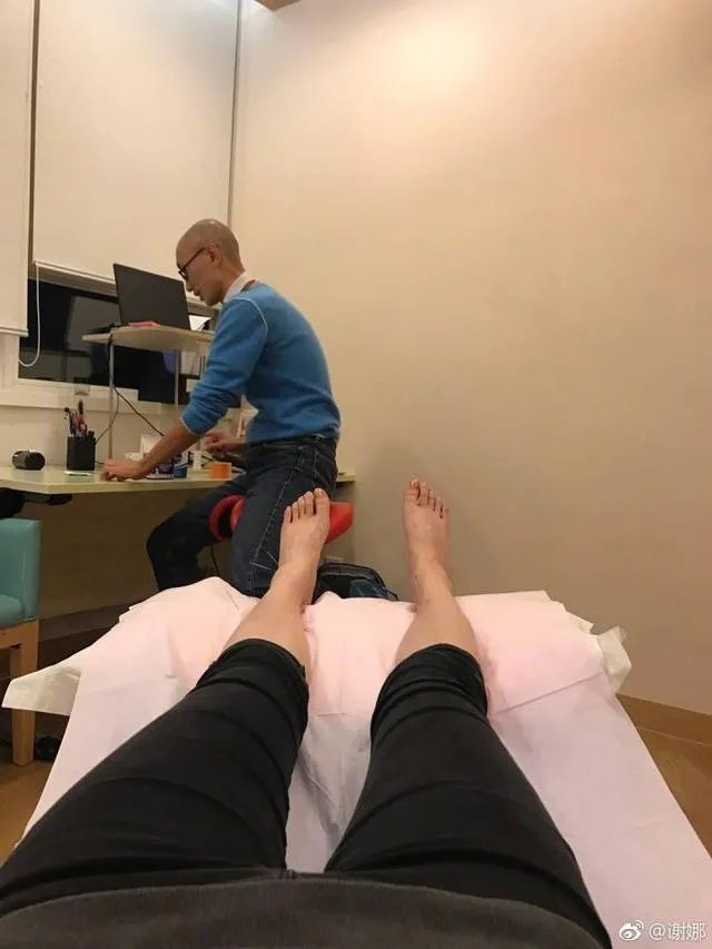 你怎么看“谢娜分析维密奚梦瑶摔倒真正原因”？