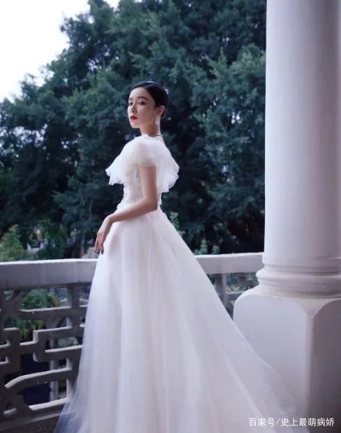 阚清子越来越会穿，一袭蝴蝶袖V领礼服裙，有时尚感吗？