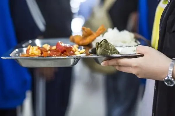 被封控的年轻人，3天烧糊了2个锅，没有外卖他们活得下去吗？