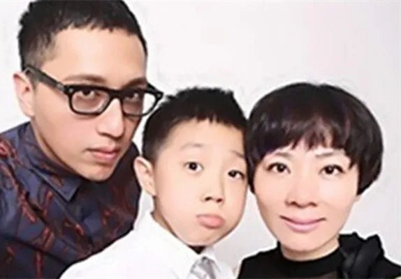 主持人华少老婆是谁 揭秘一家三口幸福生活