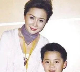 蔡明曝光他儿子叫什么，蔡明和他老公离婚的原因