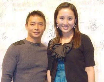 46岁体操王子李小双身价过亿，退役迎娶娇妻，为什么结婚16年仍无子？