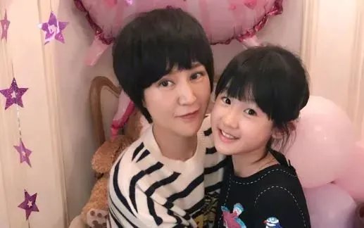 陆毅鲍蕾晒大女儿生日照,他们的女儿继承父母的高颜值了吗?