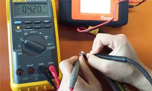 如何用万用表测量电流