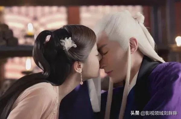 看电视剧时，有没有遇到跟家人一起看到吻戏的尴尬画面？怎么处理较好？