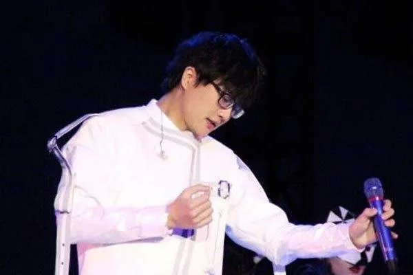 许嵩和刘美麟被爆来往密切，为什么许嵩那么快速出面辟谣说两人只是师徒关系？