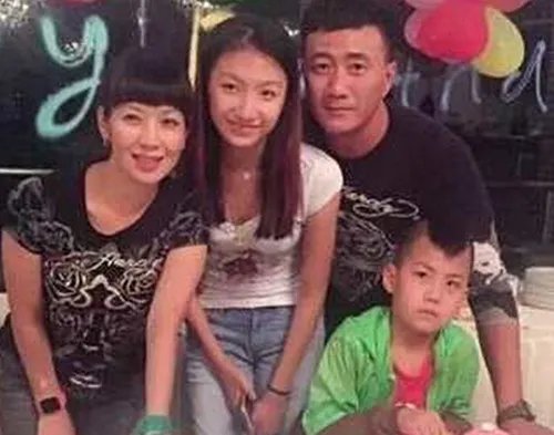 胡军的女儿照片曝光 长相秀气身材高挑