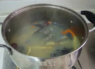 女人滋补药膳汤-当归黄芪乌鸡汤