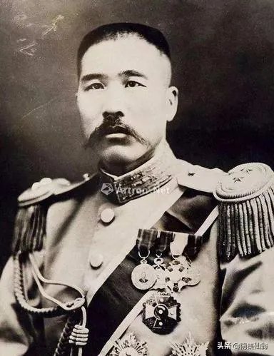 为什么对张宗昌的诗词评价那么高，说他前无古人后无来者？