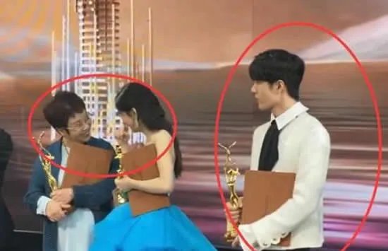 赵丽颖给王一博介绍前辈 一个细节看出来王一博的反应