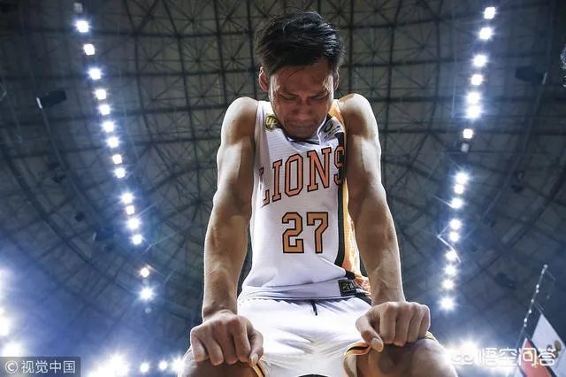 季后赛广厦无缘四强，比赛中球迷突然爆发冲突，打架者被带离球场，当时发生了什么？