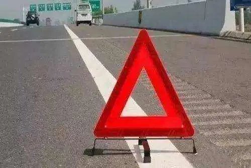 奥迪女司机下车放警示标志，被后车撞身亡，这是怎么回事？