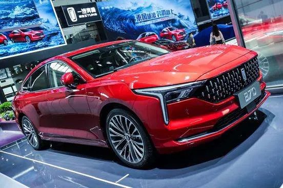 全新奔腾B70亮相、E01上市 奔腾进军新能源市场