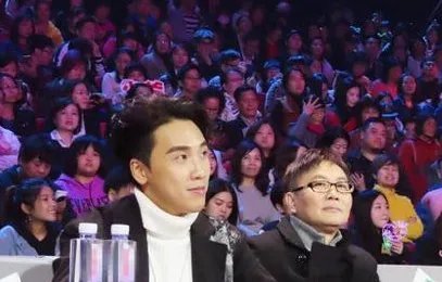 四年前被汪峰淘汰,如今已成导师,陈乐基这几年都干啥了?