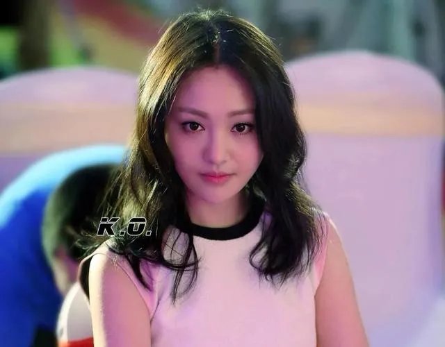 你们觉得郑爽与沈月谁最好看？