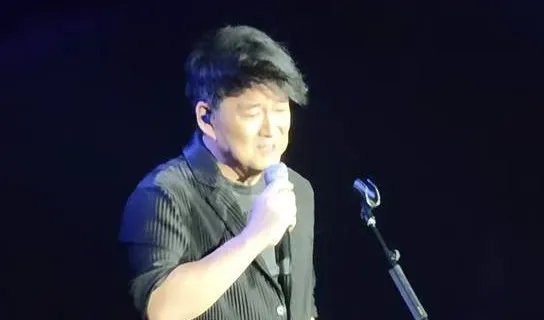 周华健美国开演唱会太憔悴，混血儿子比爸爸更显老，颜值如何？