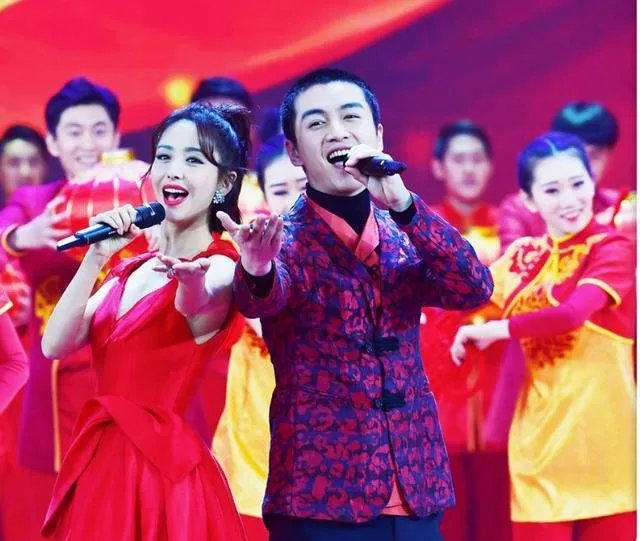 为什么说即使掉双下巴，佟丽娅也比李湘大S霍思燕漂亮？