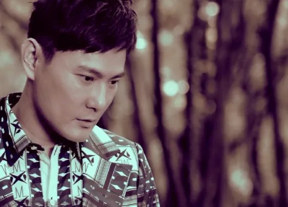 张信哲《从开始到现在》刚开始的那个女声旁白是谁？