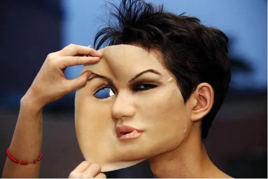 现代的化妆和古代的易容术哪个实力更强？