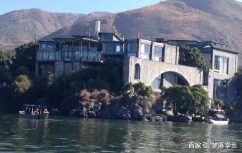 杨丽萍的豪华宫殿被查，内部肮脏不堪，网友直呼封的好，究竟咋回事？