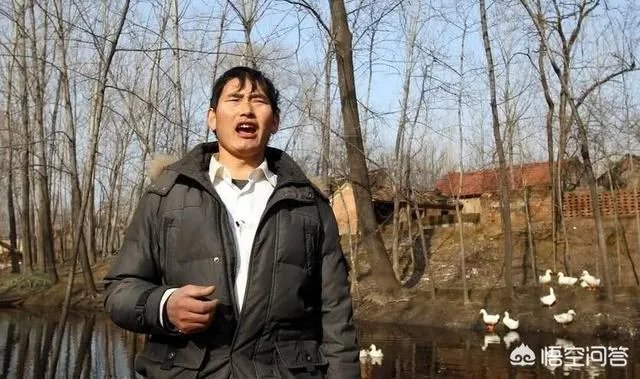 如何看待大衣哥朱之文家门被村民踹开?