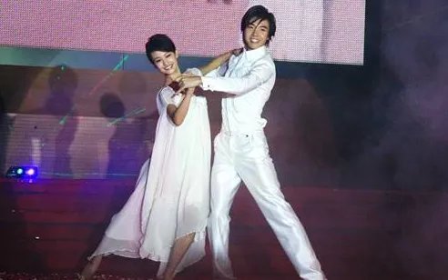 《爱的华尔兹》的歌词