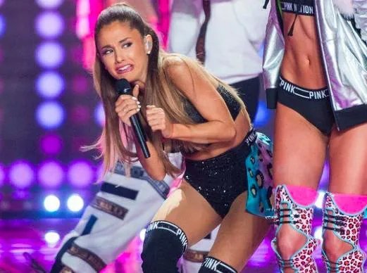 #维密大秀#奚梦瑶走秀不小心摔倒了？好心疼！维密秀上还出现过哪些意外？