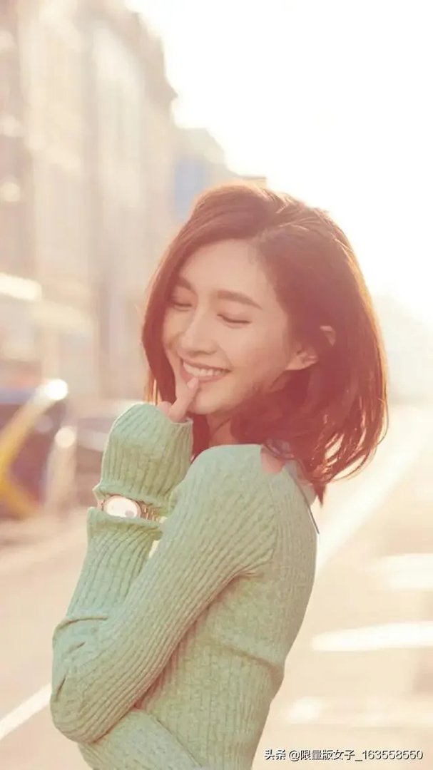 谁手机里有美女美景图片，能不能分享让大家看看？